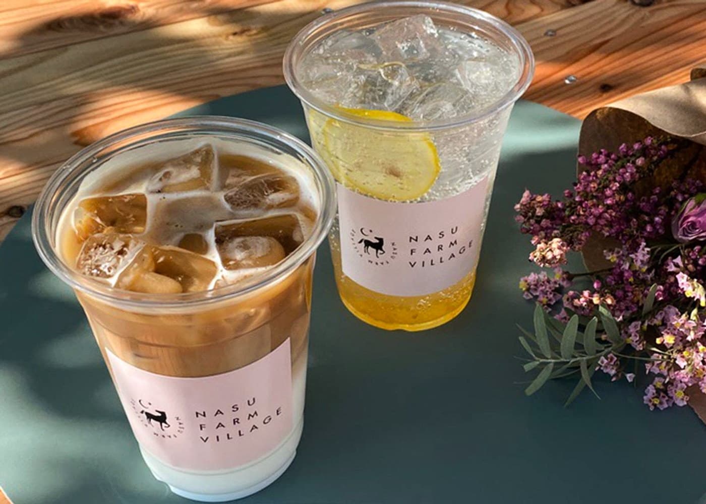 Nasu Farm Villageのロゴ入りカップのアイスラテとレモンスカッシュ