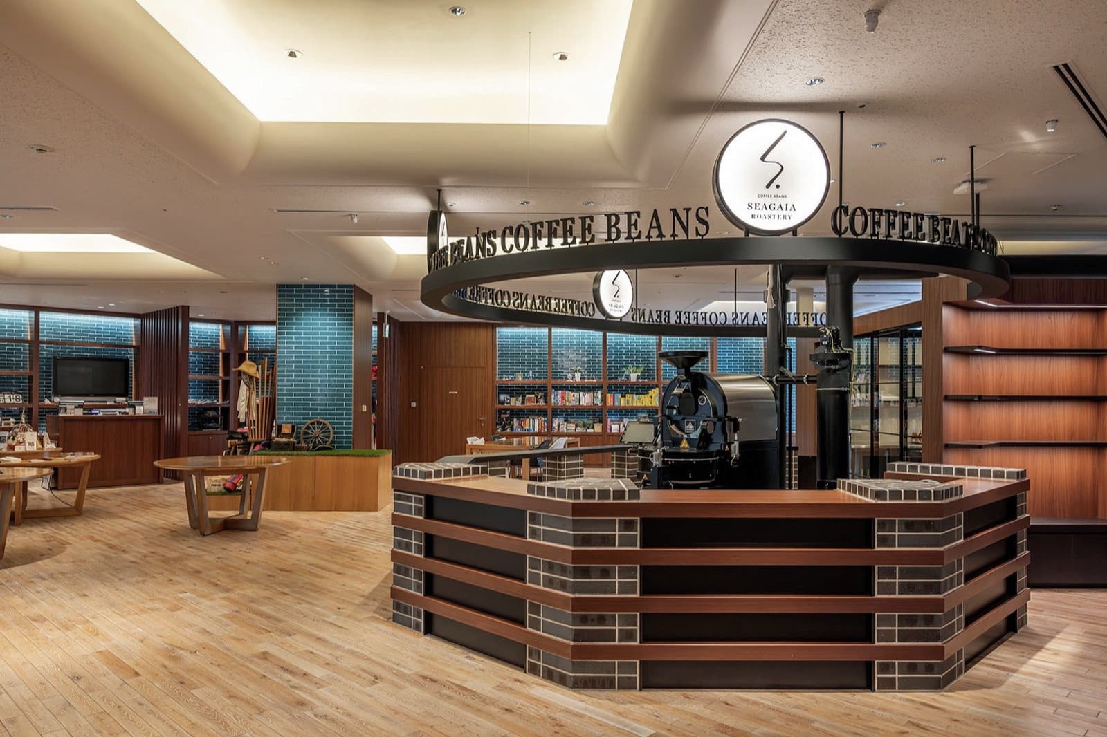 SEAGAIA ROASTERY店内、円形カウンターに設置された焙煎機