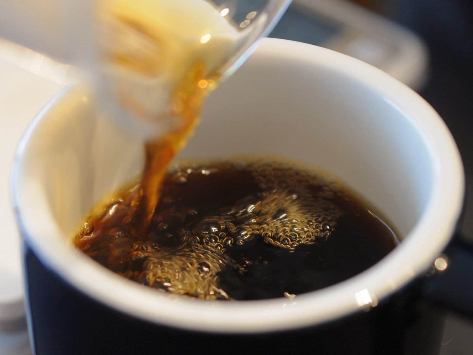 一杯ずつ抽出するハンドドリップコーヒー
